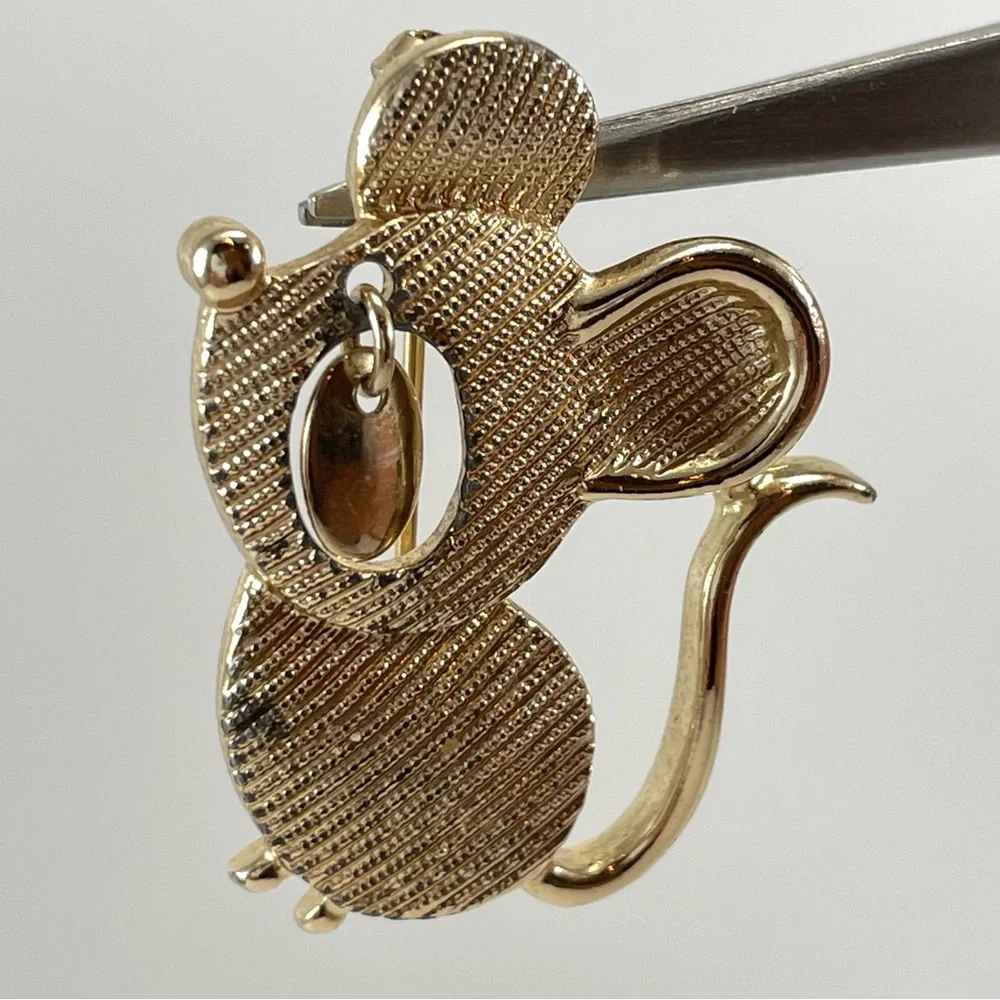 1970’s SARAH COVENTRY MOUSE BROOCH Pin Squeaky Gold Tone Dangle Charm Vintage